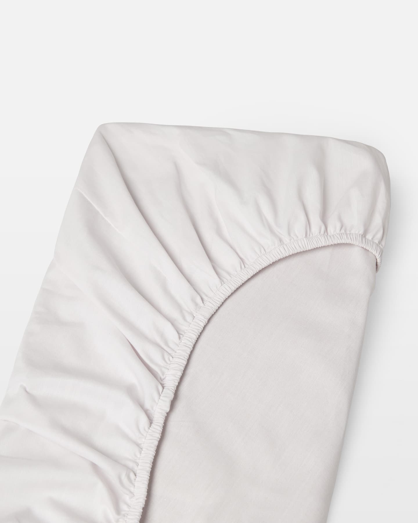 Spannbettlaken Nejd - Pearl Grey - 180x200 | GOTS in der Gruppe Bettwäsche / Spannbettlaken bei A L V A (104343)