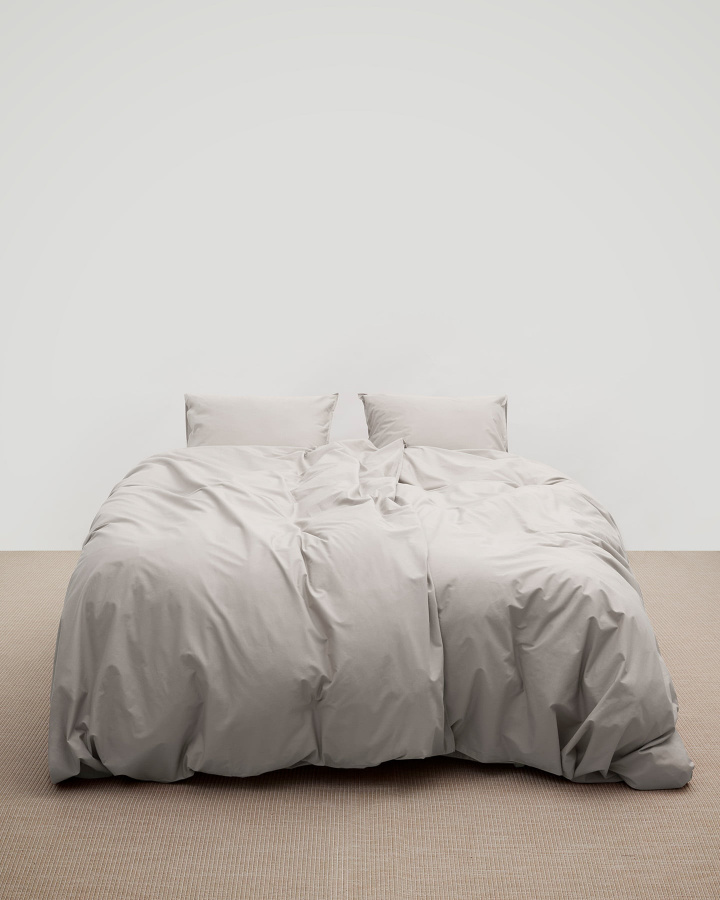 Bettwäscheset Nejd Perkal - Khaki Grey in der Gruppe Bettwäsche / Bettwäschesets bei A L V A (1184)