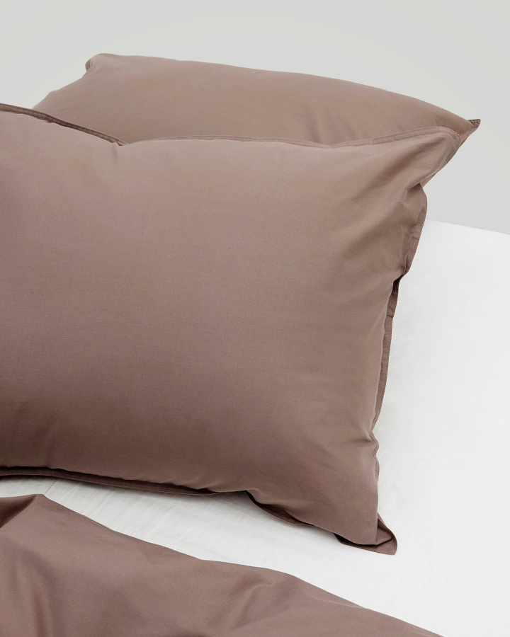 Kissenbezug Nejd Perkal - Deep Taupe in der Gruppe Bettwäsche / Kissenbezüge bei A L V A (1227)