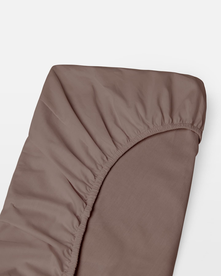 Spannbettlaken Nejd Perkal - Deep Taupe in der Gruppe Bettwäsche / Spannbettlaken bei A L V A (1256)