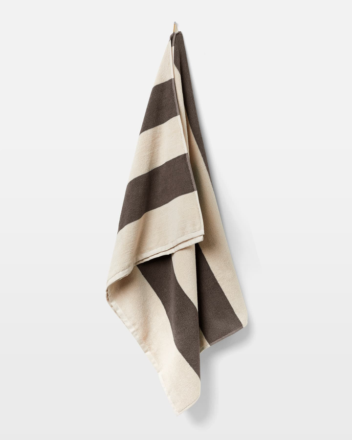 Badetuch Vinda - Seashell Beige / Deep Taupe in der Gruppe Badtextilien / Badetücher bei A L V A (1290)